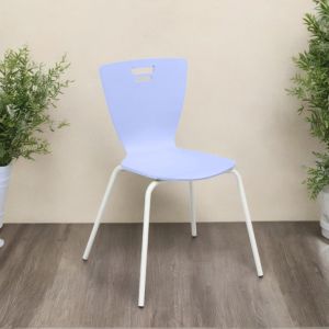 Sedia in compensato curvato con struttura metallica