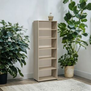 Armadio aperto con ripiani