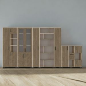 Armadio aperto con ripiani