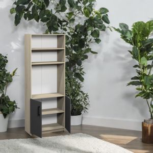 Armadio semi-aperto con ripiani