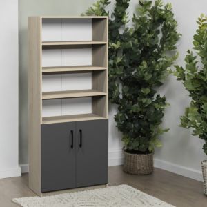 Armadio semi-aperto con ripiani